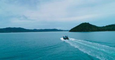 Hava: Andaman Denizi yelken büyük longtail tekne.