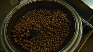Fındık fındık makine kızartma kavrulmuş. Etrafında dönüyor.