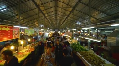 Phuket, Tayland 9 Eylül 2018: Yürüyüş ve hükümler satın insanlar kalabalık ile bir Asya gıda pazarı.