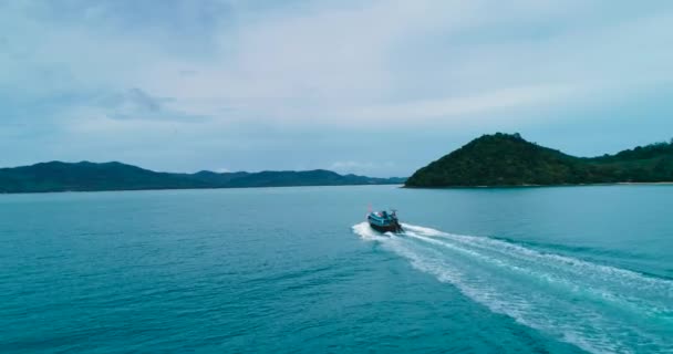 Antenne: Großes Longtail-Boot segelt im andamanischen Meer. — Stockvideo