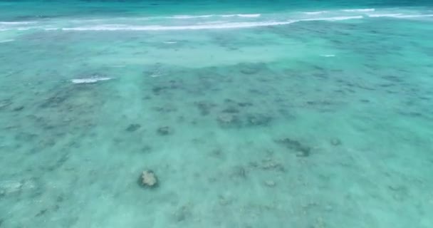 Aérea: Agua de mar cristalina de color turquesa. Barcos de velocidad en el horizonte . — Vídeos de Stock