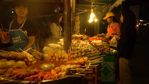 Phuket, Thailand, 9 September 2018: Een Aziatisch eten avondmarkt. Meisje verkoopt vleesproducten. — Stockvideo