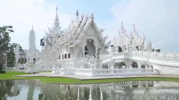 Wat Rong Khun a Buddhist white temple in Thailand. Chiang Rai province. — Stock Video