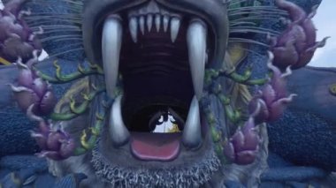 Tay antik savaşçı temple yakınındaki mavi heykel. Ağız Tiger.