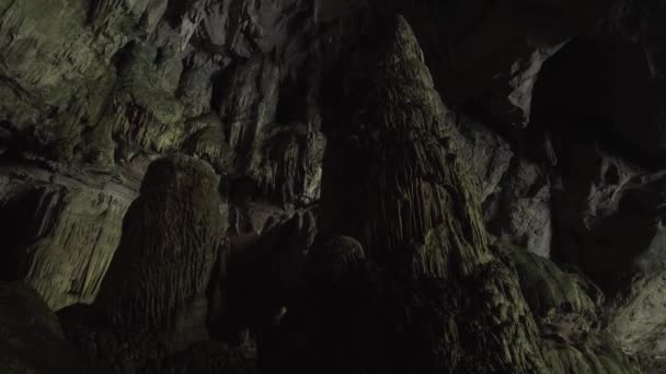 Enormi stalattiti all'interno della grotta. Grotta di Lod . — Video Stock