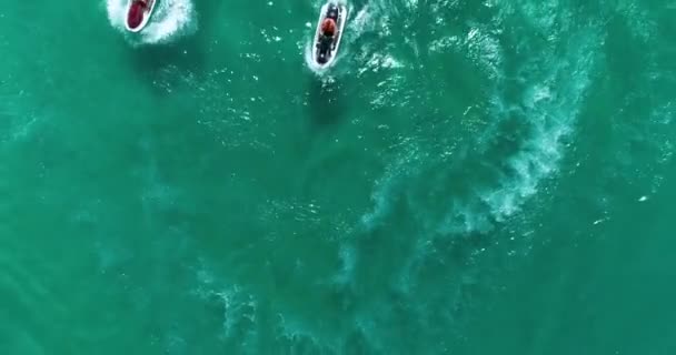 Κεραία: Θέα από ψηλά. Δύο θαλάσσια ποδήλατα τζετ σκι επιπλέει στη θάλασσα. — Αρχείο Βίντεο