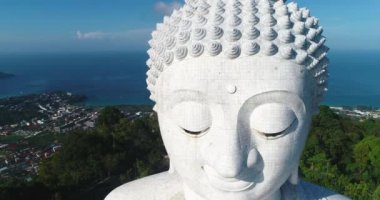 Beyaz mermer Big Buddha heykeli Tapınağı. Havadan görünümü kapatın. Phuket Tayland