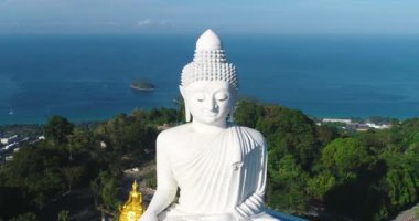 Beyaz mermer Big Buddha heykeli Tapınağı. Dolly Zoom havadan görünümü. Phuket