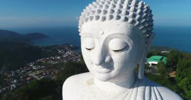 Beyaz mermer büyük Buda heykeli. Havadan görünümü kapatın. Phuket