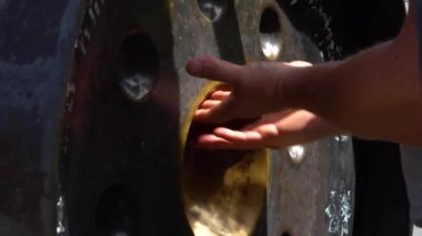 Eller dokunur bir gong çan Budist tapınağında mans.
