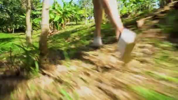 レディース足 白の靴では 森林やジャングル 緑の木々 の中でパスに沿ってを介して実行します ラッシュ 逃げます フレーム選択 — ストック動画