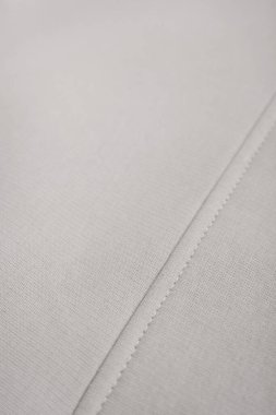 Düzgün dikişli gri kumaş. Pamuk.