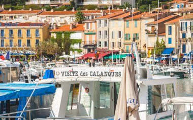 Cassis, Fransa - 10 Ekim 2009: Renkli evler ve Cassis bağlantı noktası tekneler. Turistler ünlü kayalıklarla Calanques görmek için tekne turları alabilir