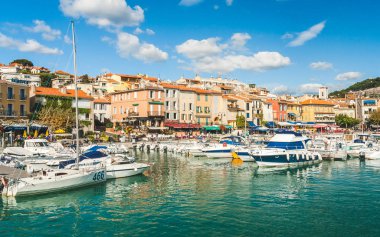 Cassis, Fransa - 10 Ekim 2009: Renkli tekneler ve yatlar port Cassis içinde demirleyen. Turistler ünlü kayalıklarla les Calanques görmek için tekne turları alabilir