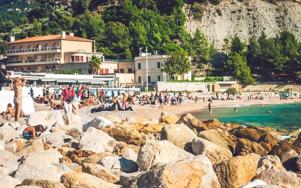 Cassis, Fransa - 10 Ekim 2009: Turist Cassis kalabalık plaj sahil kasabasında Güney Fransa üzerinde sıcak güneşli gün zevk