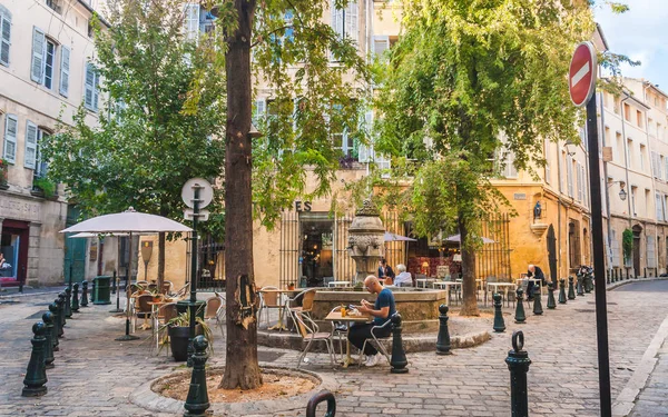 Aix-En-Provence, Fransa-9 Ekim 2009: Fontaine des Trois Ormeaux adlı Çeşme Şirin sokak café yemek insanlar bu 17 yüzyıla kadar uzanıyor