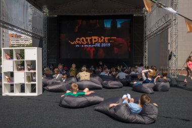 Moskova - 4 Ağustos 2018: insanları yaz açık hava sinema Moskova Sineması projesi kapsamında farklı alanlarda Moskova'da kurmak çuval oturan film izlemek
