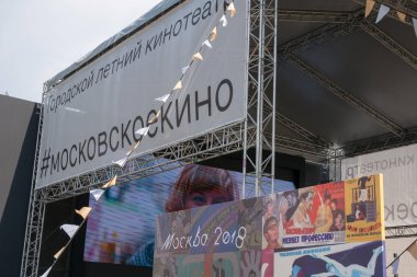 Moskova - 4 Ağustos 2018: Film ekran tabela 