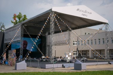 Moskova - 4 Ağustos 2018: insanları yaz açık hava sinema Moskova Sineması projesi kapsamında farklı alanlarda Moskova'da kurmak çuval oturan film izlemek