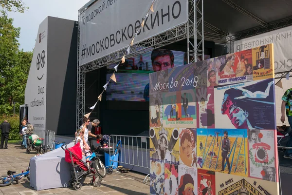 Moskova - 4 Ağustos 2018: Giriş Moskova Sineması tabela yakınındaki yaz açık hava sinema Moskova Sineması projesi kapsamında farklı alanlarda Moskova'da kurmak için eski Sovyet film afişleri altında