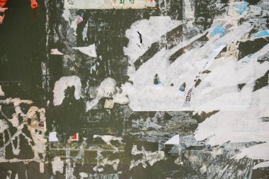 Yırtık ve düzensiz yapıştırılmış kağıt afiş ve reklam ile kentsel billboard duvar. Arka plan ve doku için