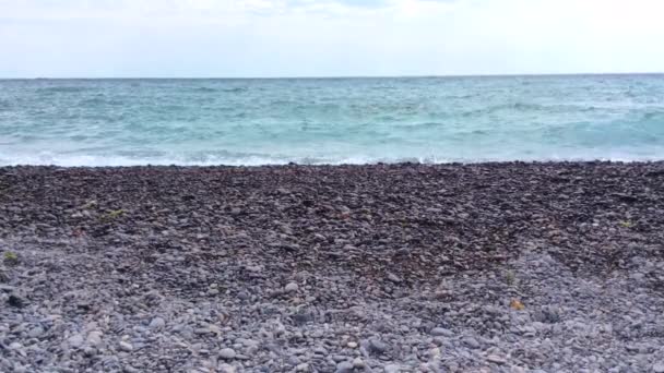 Boş çakıl plajı ve çökmesini dalgalar deniz — Stok video