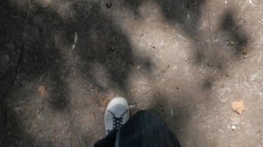 Kot pantolon ve çizgili snickers bacaklar