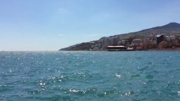 Agua Mar Espumosa Montaña Con Ciudad Fondo — Vídeos de Stock