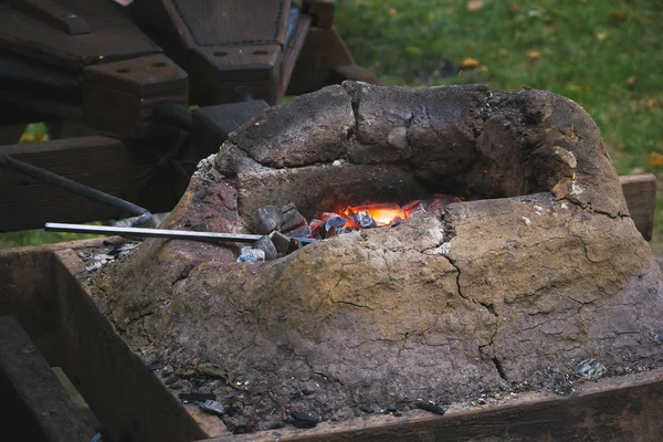 Крупним Планом Середньовічна Ковальська Кузня Піччю Палаюче Вугілля Вогонь Інструменти — стокове фото