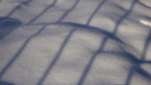 Tjocka snödrivor med skuggor och gnistrande snö på vintern — Stockvideo