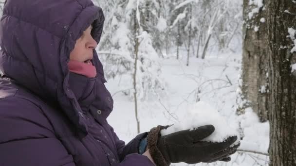 Zblízka Starší Ženy Zimní Bunda Kapuce Hrst Čerstvé Nadýchané Sněhu — Stock video