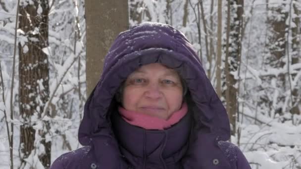 Primo Piano Attraente Donna Anziana Giacca Invernale Cappuccio Guardando Dritto — Video Stock