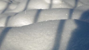 Gölge ve aydınlık kış gününde parıldıyor ile tepelik kalın snowdrifts, yakın çekim. Alan atış, sığ derinliği eğimli