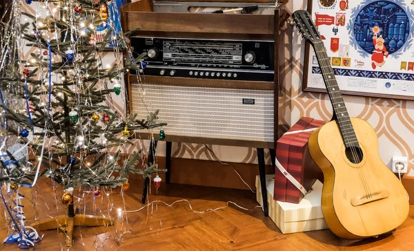 Moskova - 30 Kasım, 2017: Retro yükleme tipik Sovyet İçişleri xmas ağacı, gitar, radyo gramofon ve vintage posterler ile orta 20 yüzyılda yeni yıl partisi için dekore edilmiş.
