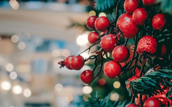 Kırmızı dut dekorasyon xmas ağacı üzerinde