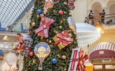 Genç erkek selfie alışveriş merkezinde alarak Noel için dekore edilmiştir.