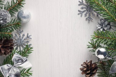 Ladin twigs, çam kozalakları ve gümüş Noel süsleri