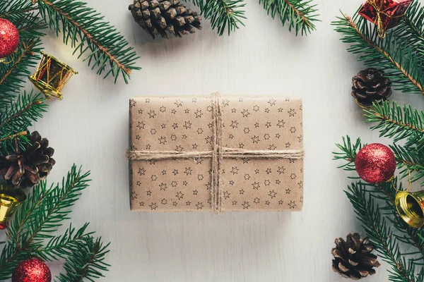 Boże Narodzenie obecny zawinięte w papier siarczanowy sznurkiem na białym tle — Zdjęcie stockowe