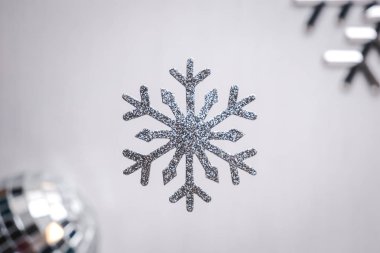 Gümüş pırıltılı kar tanesi beyaz arka plan üzerinde Noel dekorasyon