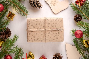 Kraft Kağıt beyaz arka plan üzerinde sicim ile Noel hediyesi sarılı