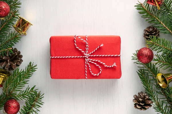 Boże Narodzenie prezent owinięty w czerwony papier i sznurka — Zdjęcie stockowe