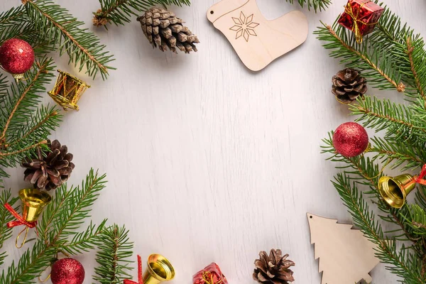 Yeşil çam dalları, kırmızı ve altın Noel süsleri ve çam kozalakları