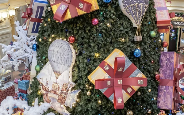 Alışveriş Merkezi bir şekilde dekore edilmiş Noel ağacı parçası