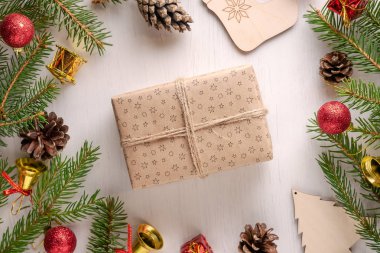 Kraft Kağıt beyaz arka plan üzerinde sicim ile Noel hediyesi