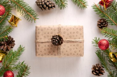 Kraft kağıt ve sicim Noel hediyesi sarılmış