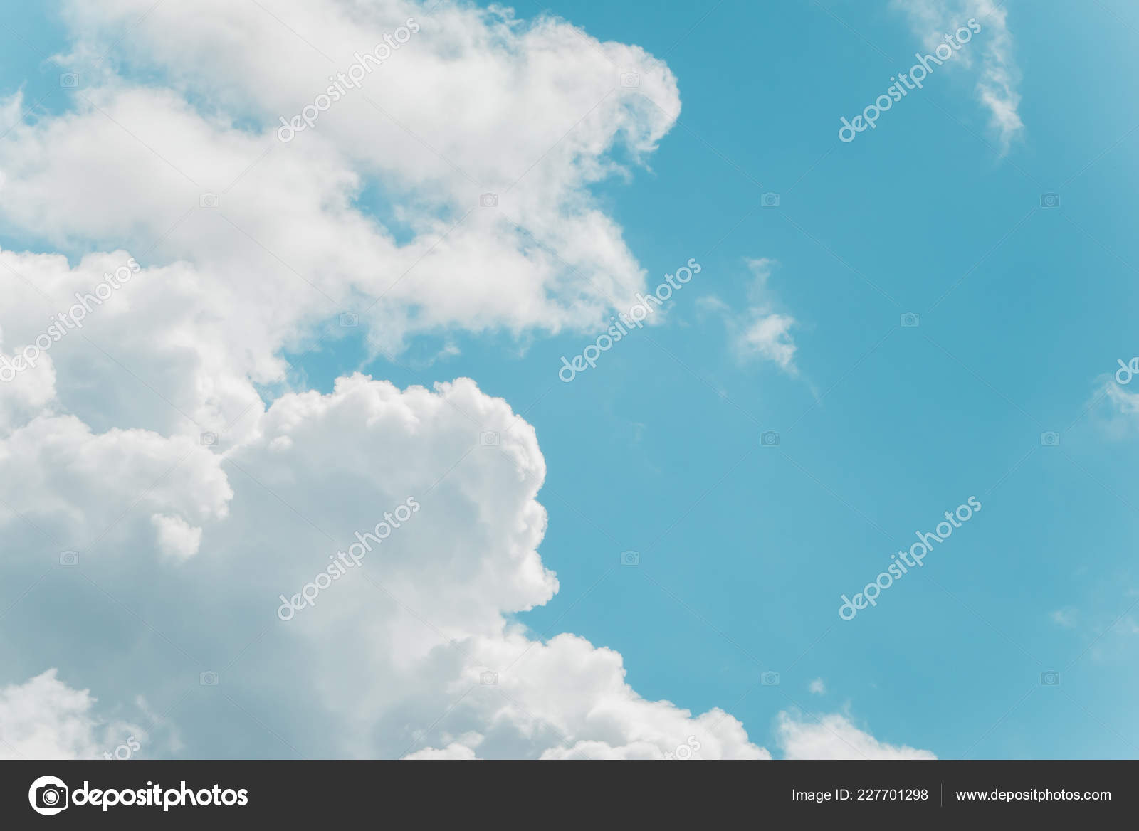 绿松石蓝天上的白色蓬松的云复制空间背景和壁纸 图库照片 C Finaeva