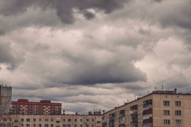 Şehir fırtına sırasında binalarda üzerinde karanlık, kasvetli bulutlu gökyüzü