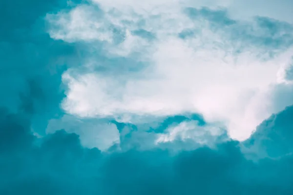 空にターコイズ ブルーと白い雲領域をコピーします 背景の壁紙 — ストック写真