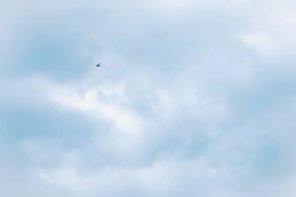 Silueta Avión Elevándose Cielo Azul Claro Entre Nubes Ensueño Esponjosas — Foto de Stock