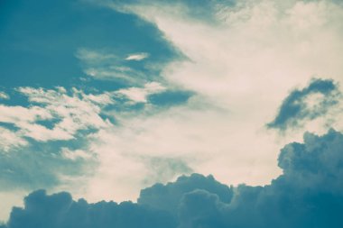 Turkuaz mavi ve beyaz kümülüs bulutlar gökyüzünde. Vintage renkler. Arka plan ve duvar kağıdı için